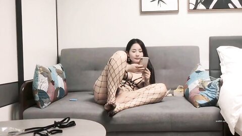 漂亮轻熟女 太亮了不习惯 被弟弟干的爽吗 弄的我好疼你太瘦了要被你弄死了逼废了 连体网丝骚气实足被小伙狂操