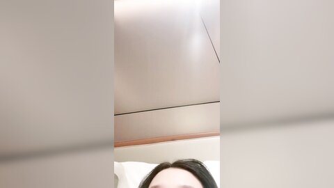 爱吃骚弟弟的小姐姐露脸精彩大秀直播，揉奶玩逼自己舔，用小嘴伺候小哥的大鸡巴，淫声荡语撩骚互动不要错过