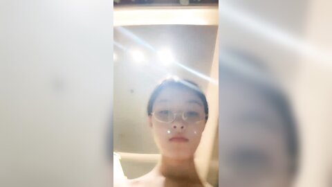 童颜大奶极品尤物的诱惑，全程露脸精彩展示，奶子好诱人，掰开逼逼给狼友看特写，听狼友指挥撩骚不断好刺激