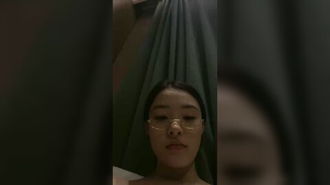 童颜大奶极品尤物的诱惑，全程露脸精彩展示，奶子好诱人，掰开逼逼给狼友看特写，听狼友指挥撩骚不断好刺激