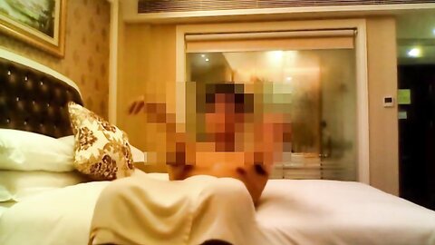 笑起来很甜的水手服学生妹，又纯又欲 小闷骚型，刚放假就被金主爸爸带到酒店啪啪，在学校是女神 在爸爸面前是小母狗