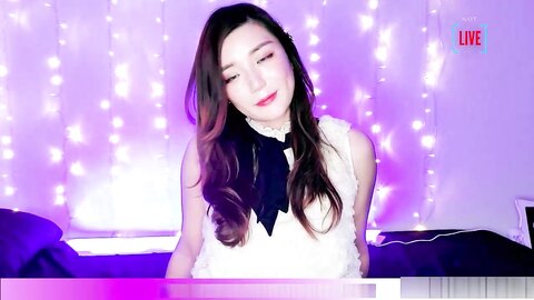 网黄反差婊妮可直播忘光摄像机被男友狠操的样子都被粉丝看到了