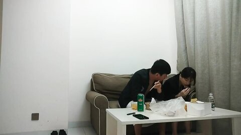 良家小少妇 你又喷水了 咋那么容易高潮喷水 真是人才 我不是人才怎么能配的上你 吃饱喝足被无套内射