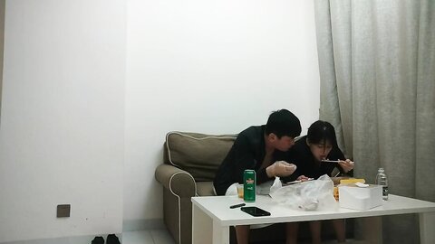 良家小少妇 你又喷水了 咋那么容易高潮喷水 真是人才 我不是人才怎么能配的上你 吃饱喝足被无套内射
