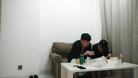 良家小少妇 你又喷水了 咋那么容易高潮喷水 真是人才 我不是人才怎么能配的上你 吃饱喝足被无套内射