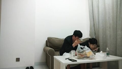 良家小少妇 你又喷水了 咋那么容易高潮喷水 真是人才 我不是人才怎么能配的上你 吃饱喝足被无套内射
