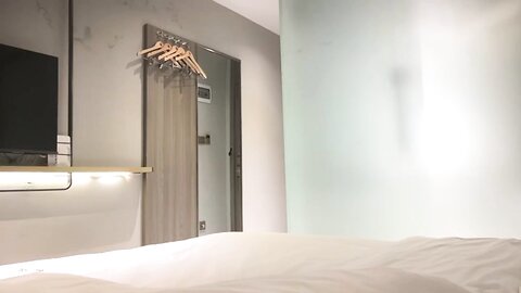 萝莉美眉 身材娇小 嗲声嗲气很可爱 被高大眼镜大哥操的很舒坦 就是持久力差点 几分钟就射了