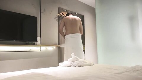 萝莉美眉 身材娇小 嗲声嗲气很可爱 被高大眼镜大哥操的很舒坦 就是持久力差点 几分钟就射了