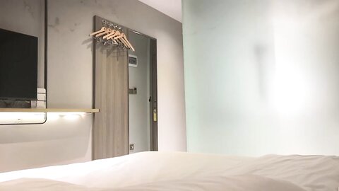 萝莉美眉 身材娇小 嗲声嗲气很可爱 被高大眼镜大哥操的很舒坦 就是持久力差点 几分钟就射了