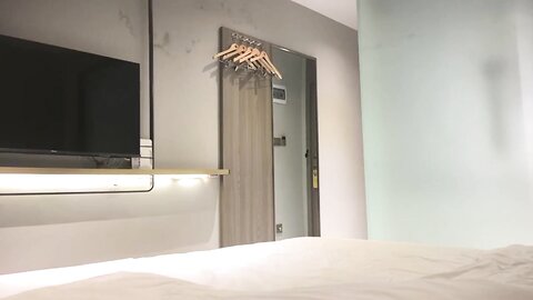萝莉美眉 身材娇小 嗲声嗲气很可爱 被高大眼镜大哥操的很舒坦 就是持久力差点 几分钟就射了
