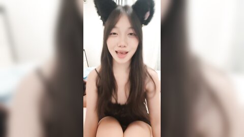 风骚妹子下海穿上情趣装诱惑狼友，听指挥玩弄逼逼给床上大哥口交大鸡巴深喉，互动撩骚淫语不断激情上位爆草