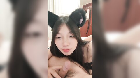 风骚妹子下海穿上情趣装诱惑狼友，听指挥玩弄逼逼给床上大哥口交大鸡巴深喉，互动撩骚淫语不断激情上位爆草