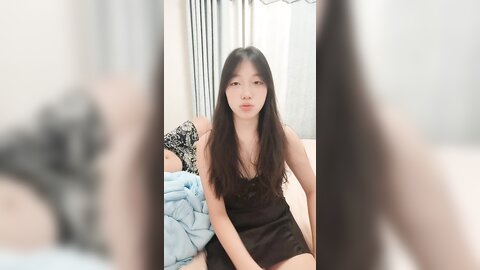 风骚妹子下海穿上情趣装诱惑狼友，听指挥玩弄逼逼给床上大哥口交大鸡巴深喉，互动撩骚淫语不断激情上位爆草