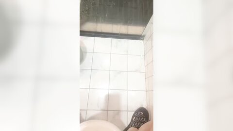 高颜美眉 好久没做了好舒服射快一点你好棒小骚逼里的水为你流的 哦草你这样我很容易射 被小哥无套输出
