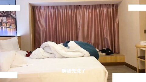 “关灯我害怕”微胖黑丝高挑美女约炮各种矫情，最后被忽悠无套中出内射