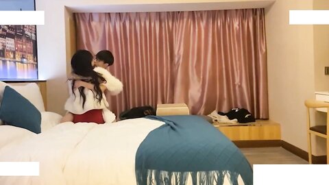 “关灯我害怕”微胖黑丝高挑美女约炮各种矫情，最后被忽悠无套中出内射