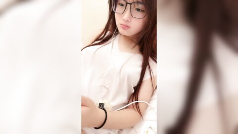 ❤❤19清纯眼镜妹，特别粉嫩小穴，被闺蜜摸奶掰穴，很是粉嫩紧致，翘起屁股特写，让人欲罢不能