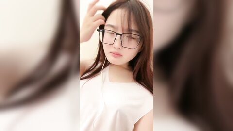 ❤❤19清纯眼镜妹，特别粉嫩小穴，被闺蜜摸奶掰穴，很是粉嫩紧致，翘起屁股特写，让人欲罢不能