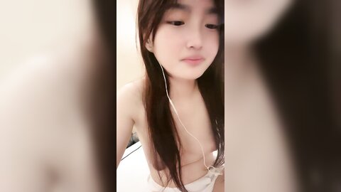 ❤❤19清纯眼镜妹，特别粉嫩小穴，被闺蜜摸奶掰穴，很是粉嫩紧致，翘起屁股特写，让人欲罢不能