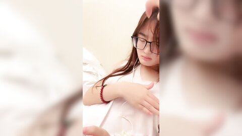 ❤❤19清纯眼镜妹，特别粉嫩小穴，被闺蜜摸奶掰穴，很是粉嫩紧致，翘起屁股特写，让人欲罢不能