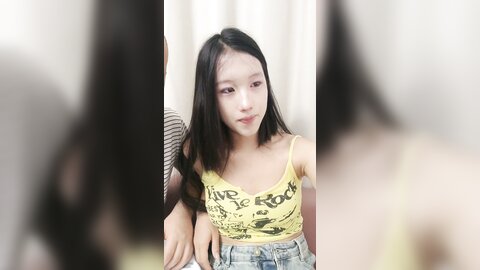 ❤❤光头大叔最近约的小姐姐，伸进衣服随意揉奶，埋头深喉吃屌，骑脸舔无毛骚逼，骑乘位爆草骚穴