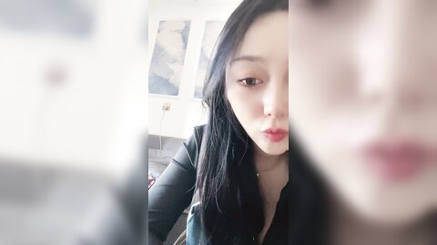 ❤❤性感尤物网红女神，解开衣服八字奶，小尺度露穴，极品一线天美穴，张开双腿揉搓，让人欲罢不能