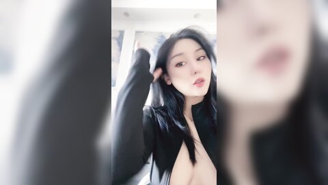 ❤❤性感尤物网红女神，解开衣服八字奶，小尺度露穴，极品一线天美穴，张开双腿揉搓，让人欲罢不能