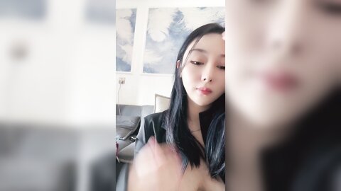 ❤❤性感尤物网红女神，解开衣服八字奶，小尺度露穴，极品一线天美穴，张开双腿揉搓，让人欲罢不能