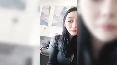 ❤❤性感尤物网红女神，解开衣服八字奶，小尺度露穴，极品一线天美穴，张开双腿揉搓，让人欲罢不能