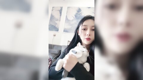 ❤❤性感尤物网红女神，解开衣服八字奶，小尺度露穴，极品一线天美穴，张开双腿揉搓，让人欲罢不能