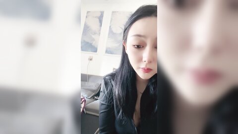 ❤❤性感尤物网红女神，解开衣服八字奶，小尺度露穴，极品一线天美穴，张开双腿揉搓，让人欲罢不能