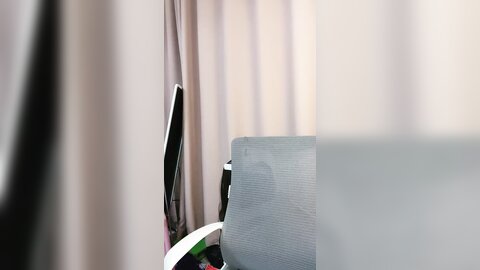 ❤❤笑起来超甜，纯欲系美少女，性感吊带包臀裙，诱人热舞，多毛嫩穴，道具猛捅流白浆，超近特写