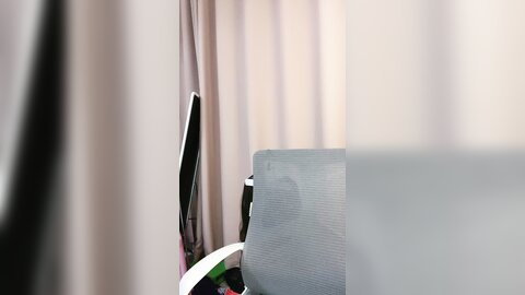 ❤❤笑起来超甜，纯欲系美少女，性感吊带包臀裙，诱人热舞，多毛嫩穴，道具猛捅流白浆，超近特写