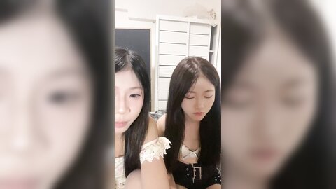❤❤超嫩呆萌姐妹花，女女全裸自慰诱惑，白丝袜，跳蛋震小穴，爽的淫水流出，粉嫩小骚逼，一起翘起双腿