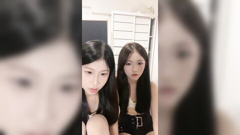 ❤❤超嫩呆萌姐妹花，女女全裸自慰诱惑，白丝袜，跳蛋震小穴，爽的淫水流出，粉嫩小骚逼，一起翘起双腿