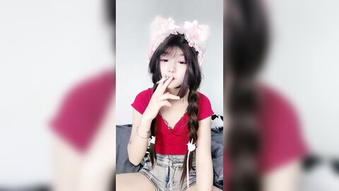 ❤❤麻花小辫清纯美少女，发骚黄瓜磨蹭骚逼，地上假屌骑乘位，猛捅小骚逼，娇喘呻吟喊爸爸