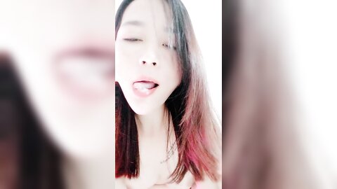 一眼就看上的小女人，全程露脸发骚，表情好狼友无毛白虎逼，伸着舌头咬舔狼友大鸡巴，坐插道具浪叫不止刺激