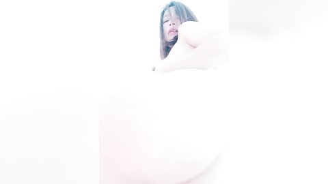 一眼就看上的小女人，全程露脸发骚，表情好狼友无毛白虎逼，伸着舌头咬舔狼友大鸡巴，坐插道具浪叫不止刺激