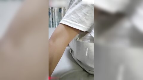 七七小婊妹四部合集 被大屌表哥按住七七狂射嘴里暴力深喉口爆给玩哭了