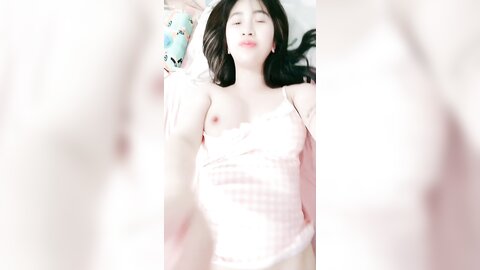 奶子很坚挺的极品小少妇颜值不错跟小哥激情啪啪，撸起大鸡巴直接上位坐插，让小哥压在身下边草边亲精彩刺激