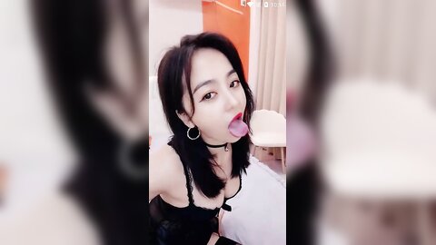 年7月，新人，超级骚的女神，【邱小姐】，首次约网友啪啪，御姐玩得激情四射，操逼不停嗷嗷叫！