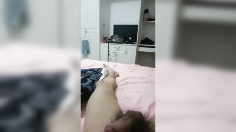很真实的白丝小少妇露脸跟小哥激情啪啪大秀直播，舔弄大鸡巴深喉，激情上位让小哥抓着奶子无套爆草射肚子上