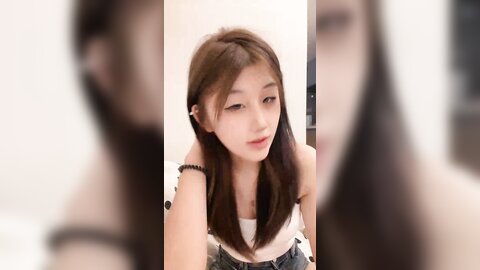 新来的极品妹子露脸陪狼友发骚5小时，互动撩骚狼友听指挥脱衣艳舞，奶子比心揉奶玩逼特写展示，精彩又刺激