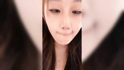 新来的极品妹子露脸陪狼友发骚5小时，互动撩骚狼友听指挥脱衣艳舞，奶子比心揉奶玩逼特写展示，精彩又刺激