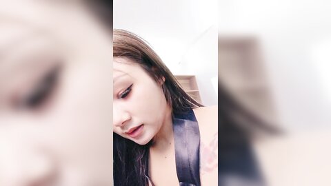 极品宝宝妩媚诱人全程露脸被大鸡巴小哥狂草，淫声荡语不断，风骚的白衬衣激情上位，大鸡巴一下顶到宫底刺激