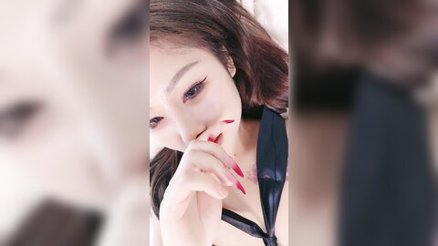 极品宝宝妩媚诱人全程露脸被大鸡巴小哥狂草，淫声荡语不断，风骚的白衬衣激情上位，大鸡巴一下顶到宫底刺激