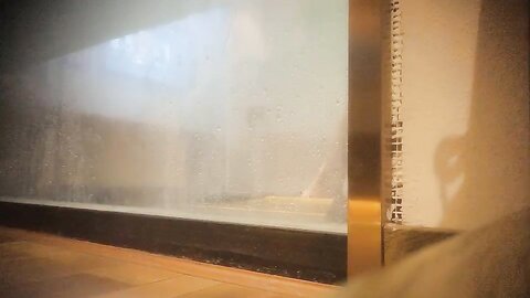 真实良家偷情，【推油少年】，偷拍，人妻已经是老熟人，酒店洗完就开始享受，私密处水汪汪！
