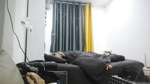 短发黑丝美眉 我脚抽筋了 这么点时间就抽筋了 在家被肌肉小哥抱着猛操 操完腿发软站都站不稳