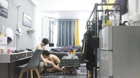 短发黑丝美眉 我脚抽筋了 这么点时间就抽筋了 在家被肌肉小哥抱着猛操 操完腿发软站都站不稳