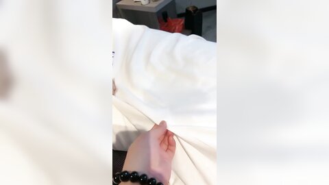 连体网丝美女 爸爸用力操我 好受 深喉吃鸡舔菊花 被胖哥无套插屁眼 鸡吧操操吃吃 喷了一床黄水